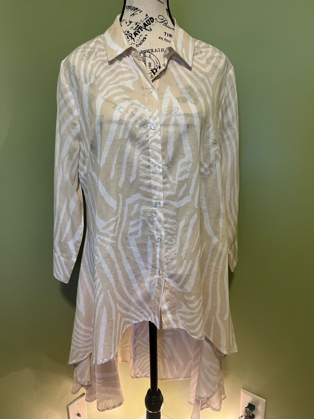 Light Beige & White Zebra Print High-Low Button Front Tunic